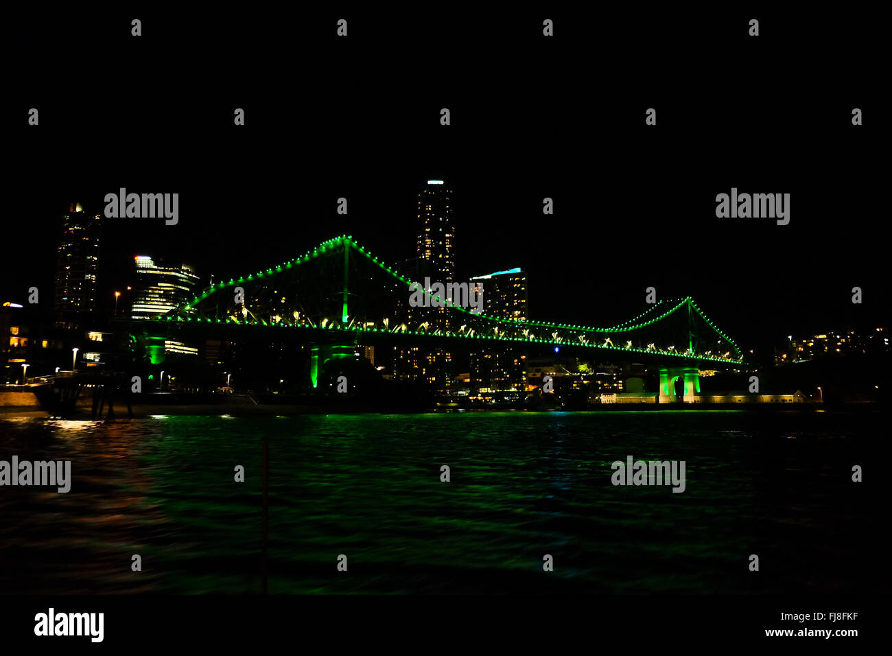Story-Brücke in der Nacht, mit Brisbane CBD im Hintergrund Stockfoto