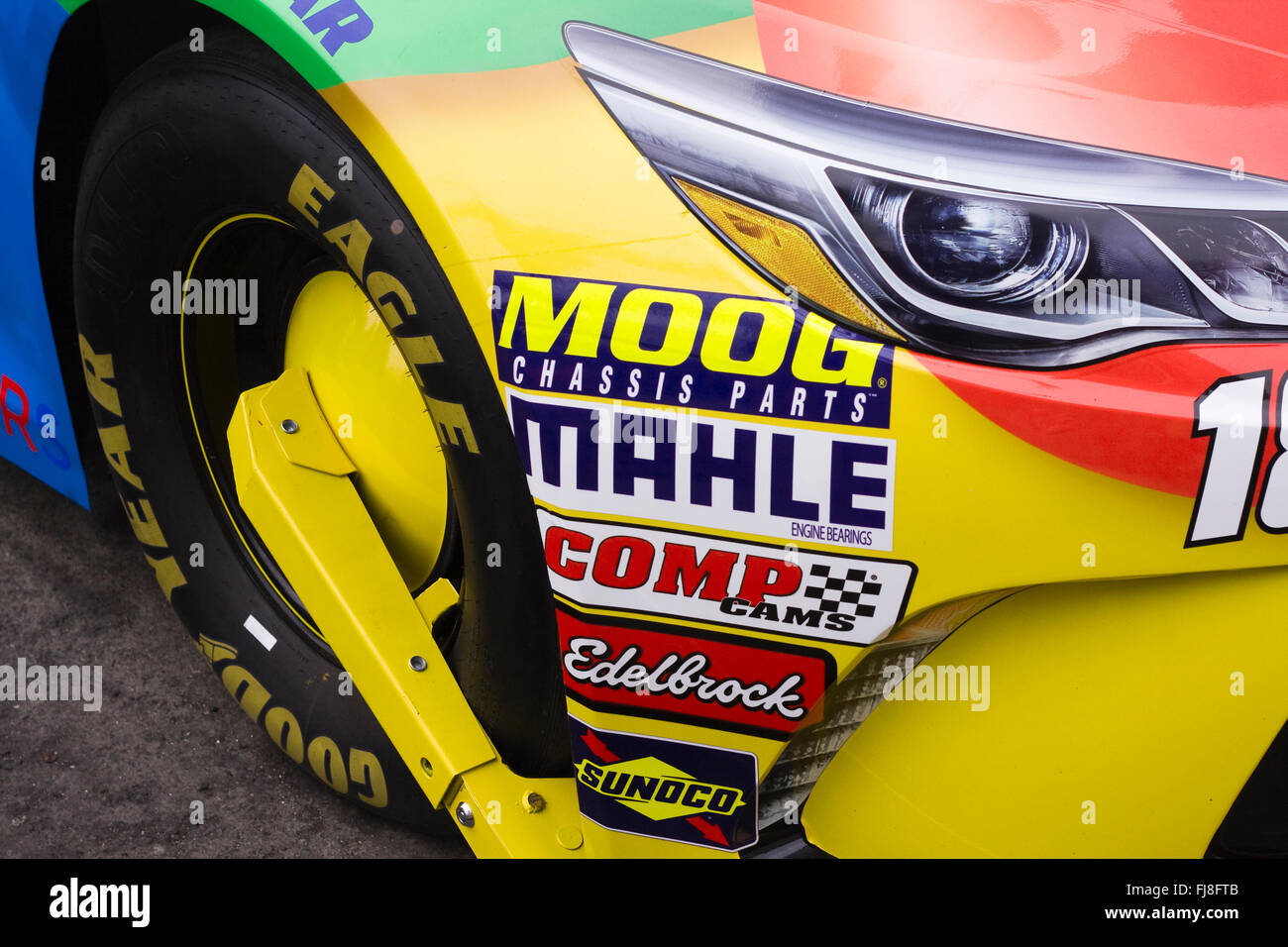 Rechts vorne der #18 NASCAR Rennwagen mit Sponsor Embleme zusammen mit Vorderreifen Imobilized mit einem Parkplatz Verletzung boot Stockfoto