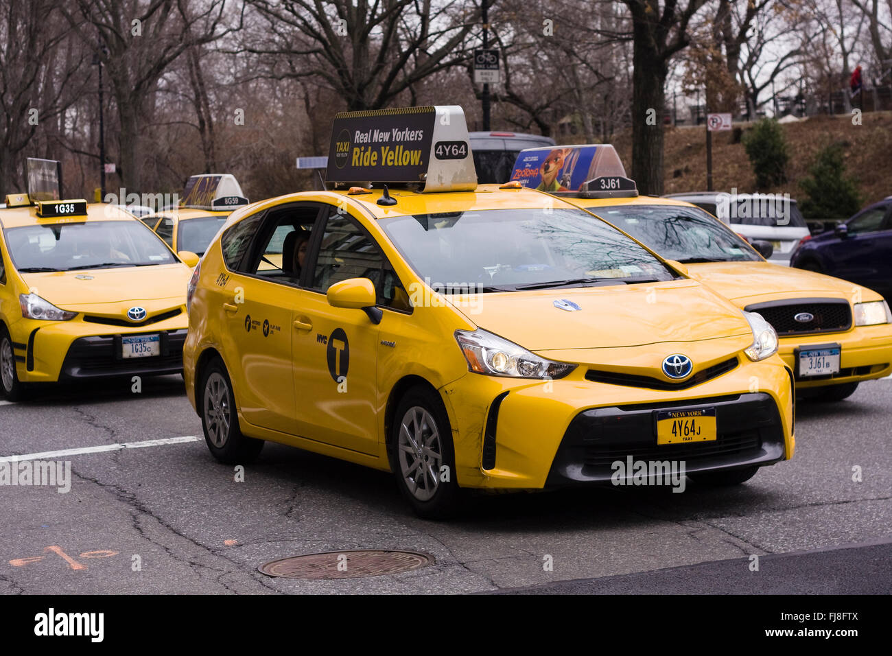Toyota Hybrid-Taxis südlich am Central Park West im Stadtteil Upper West Side von Manhattan in New York City Reisen Stockfoto