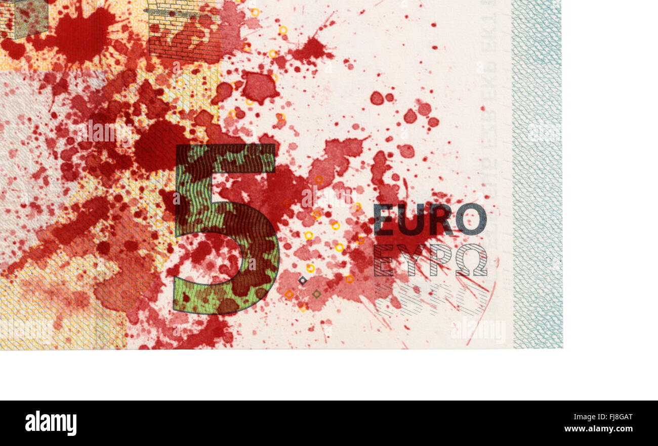 Nahaufnahme von einem 5 Euro-Banknote, isoliert, befleckt mit Blut Stockfoto