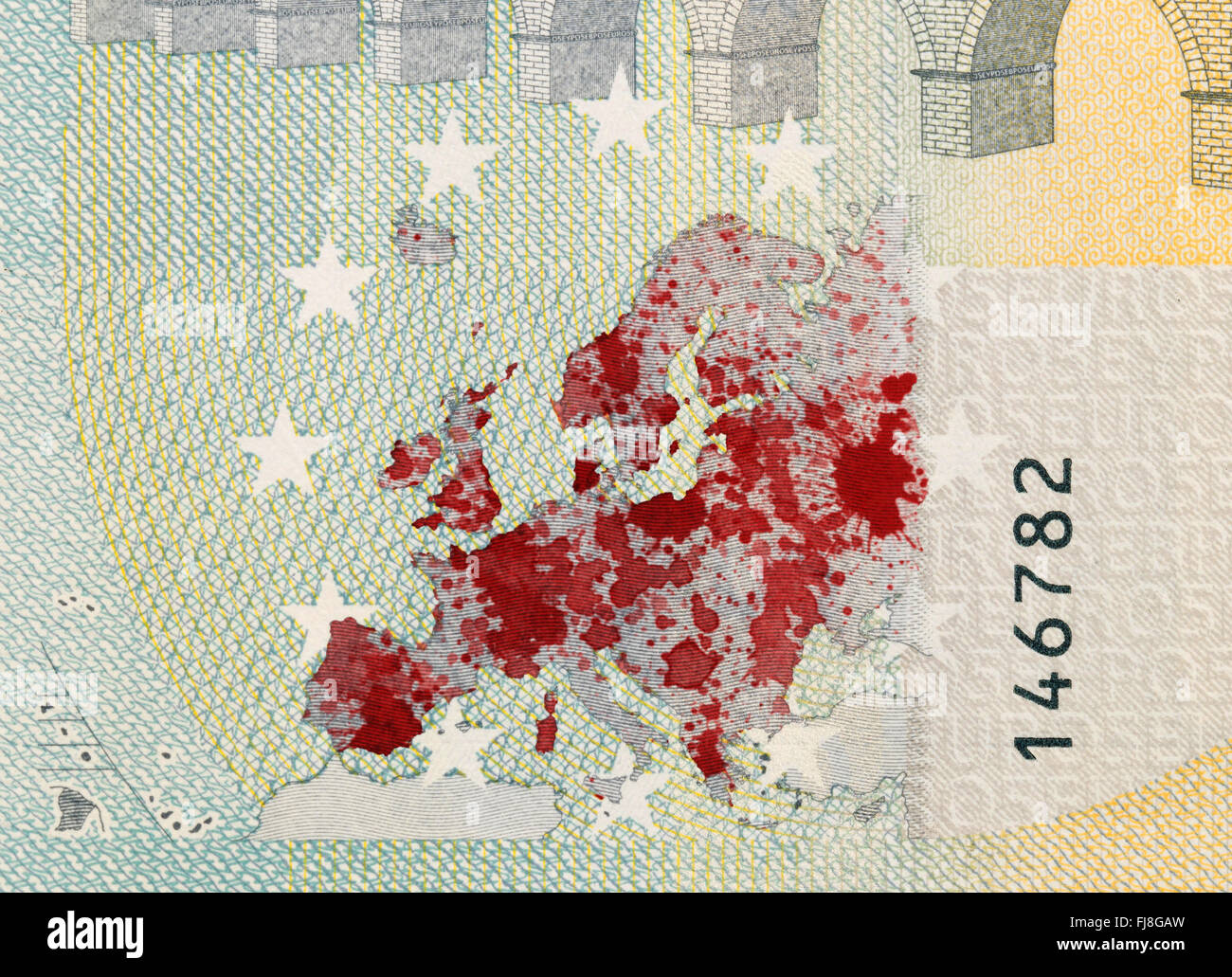 Nahaufnahme von einem 5 Euro-Banknote, isoliert, befleckt mit Blut Stockfoto