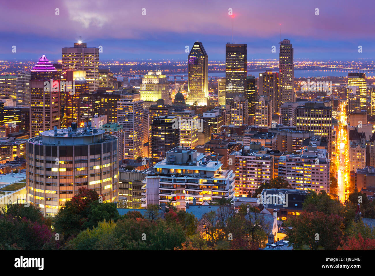 Die Skyline der Innenstadt von Montreal, Quebec, Kanada von der Spitze des Mount Royal. In der Dämmerung fotografiert. Stockfoto
