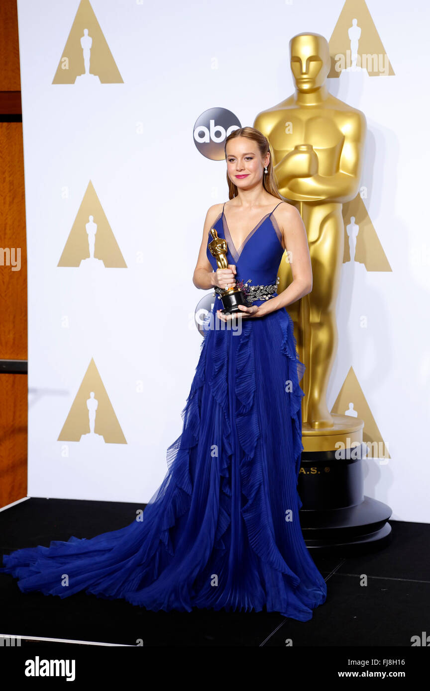 Brie Larson, Gewinner des Award für die beste Darstellerin in einer Hauptrolle für "Raum", stellt im Presseraum während der 88. Annual Academy Awards im Loews Hollywood Hotel am 28. Februar 2016 in Hollywood, Kalifornien. Stockfoto