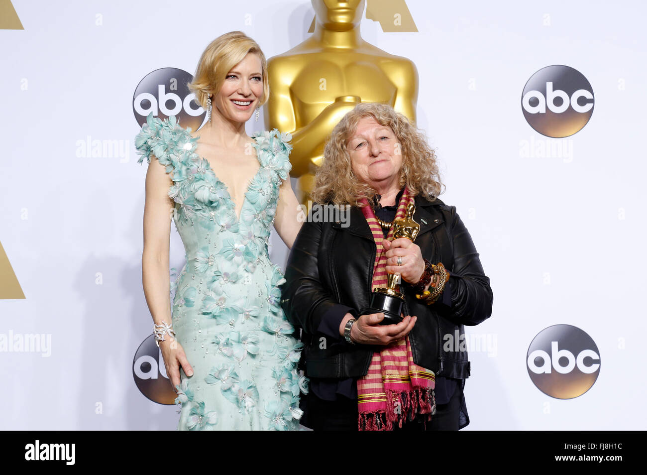Kostum Designerin Jenny Beavan Gewinner Des Best Costume Design Award Fur Mad Max Fury Road Posen Mit Cate Blanchett Im Presseraum Wahrend Der 88 Annual Academy Awards Im Loews Hollywood Hotel Am 28