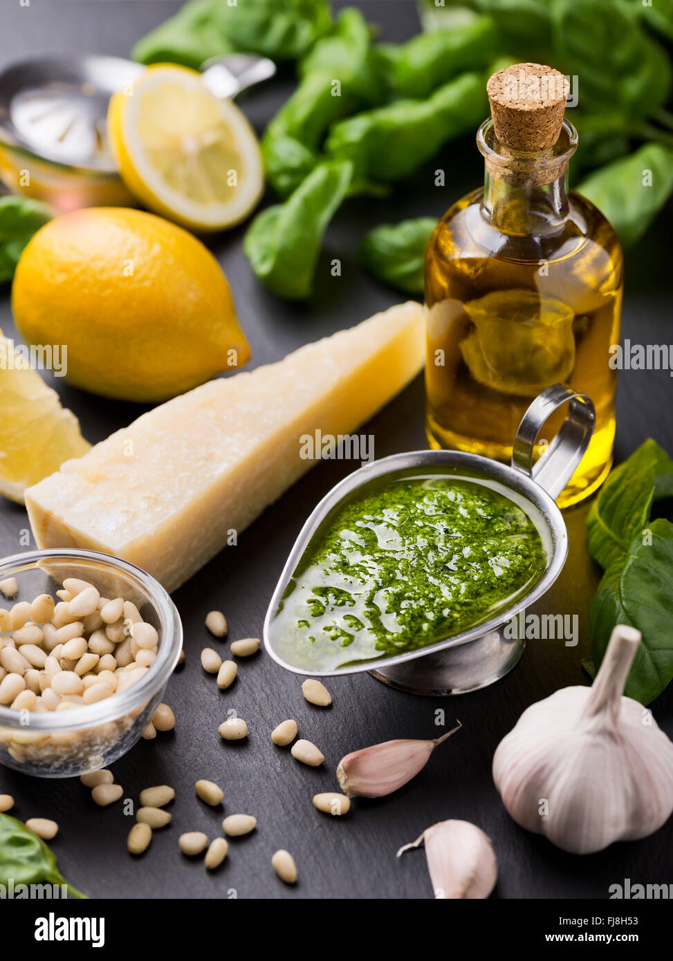 Komposition mit Zutaten für die Zubereitung von Pesto sauce Stockfoto