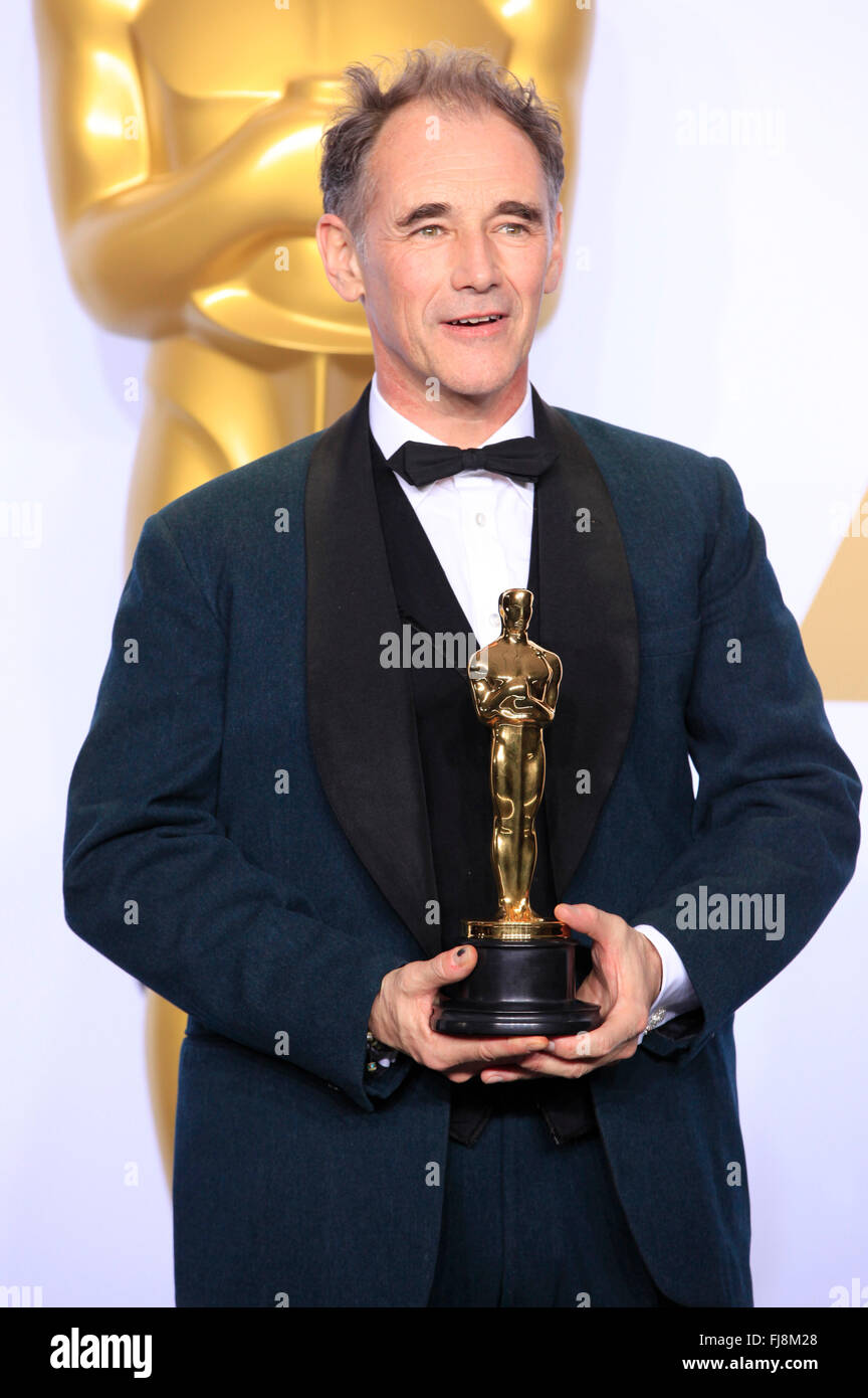 Mark Rylance, Gewinner des Award für den besten Schauspieler in einer stützenden Rolle für "Agentenbrücke", stellt im Presseraum während der 88. Annual Academy Awards im Loews Hollywood Hotel am 28. Februar 2016 in Hollywood, Kalifornien. Stockfoto