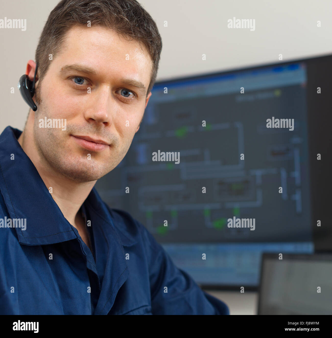 Männliche Arbeiter im Kontrollraum der thermischen Anlage. Stockfoto