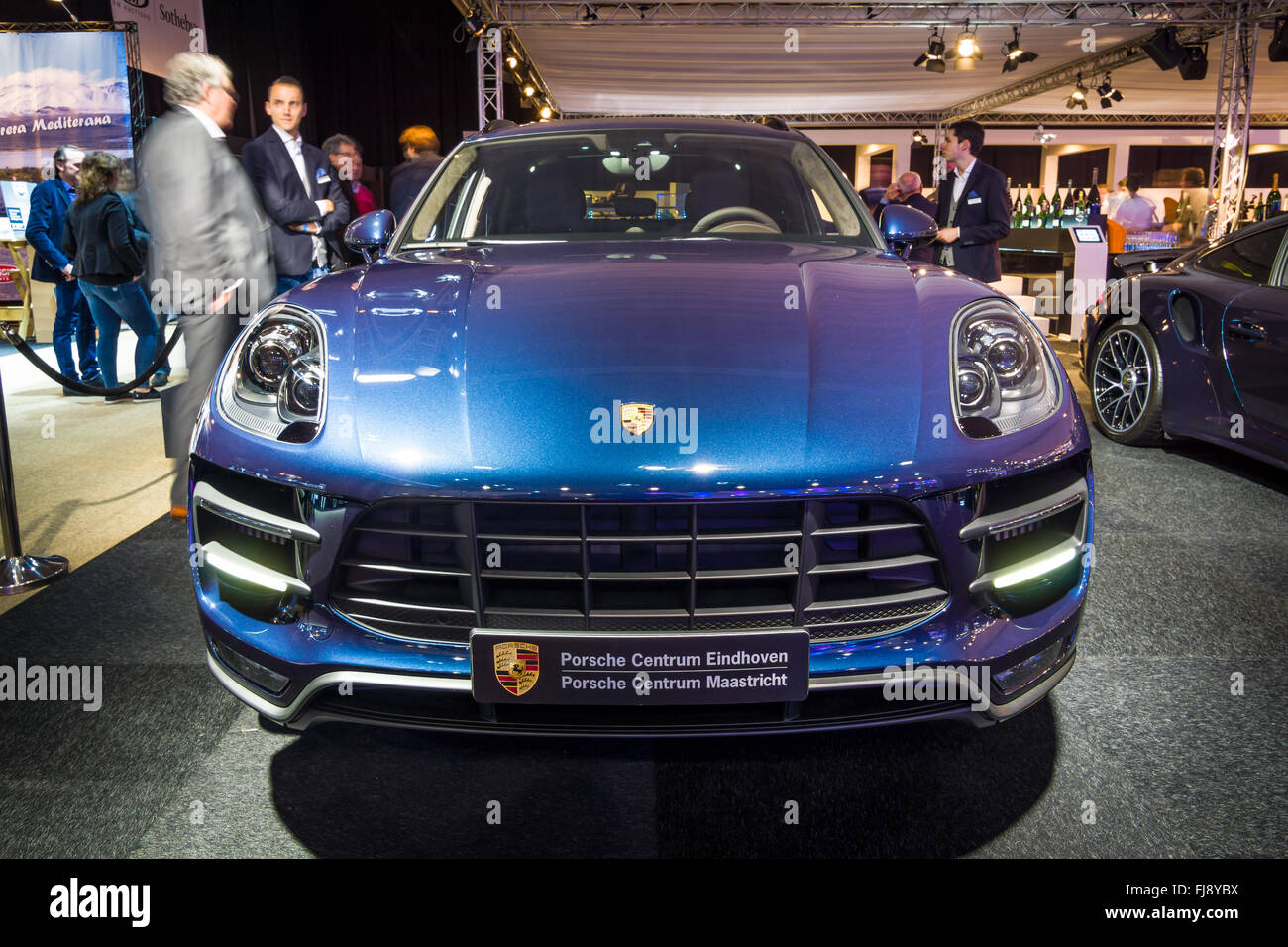 Kompakte Luxus-Crossover Porsche Macan Turbo. Stockfoto