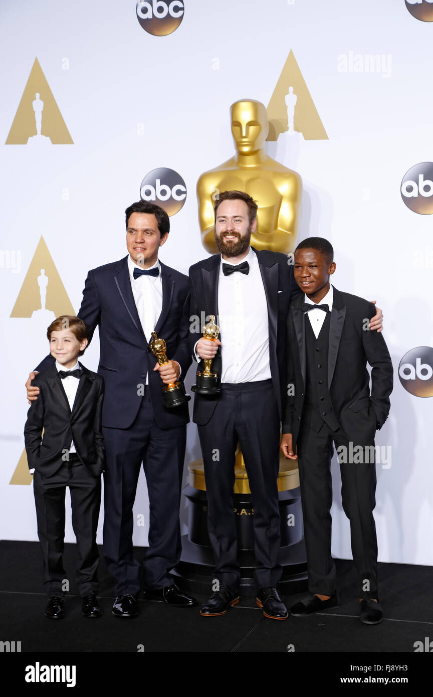 Hollywood, Kalifornien. 28. Februar 2016. Hersteller Shan Christopher Ogilvie (2. v. L) und Regisseur Benjamin Cleary (2. v. R), Gewinner des Best Live Action Short Award für "Stotterer", posieren mit Schauspieler Jacob Tremblay (L) und Abraham Atta im Presseraum während der 88. Annual Academy Awards im Loews Hollywood Hotel am 28. Februar 2016 in Hollywood, Kalifornien. © Dpa/Alamy Live-Nachrichten Stockfoto