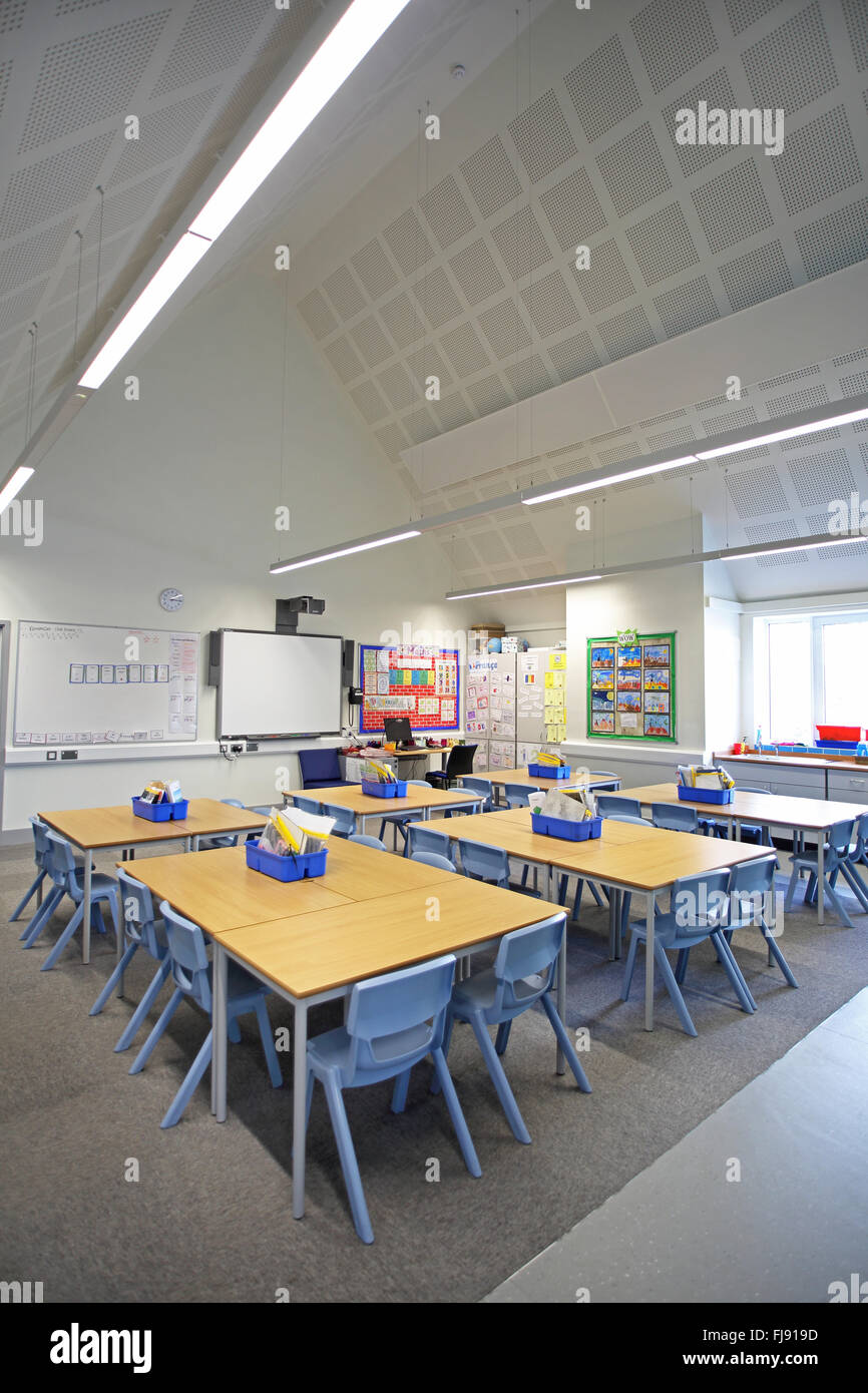 Dachgeschoss-Klassenzimmer in eine neue britische Grundschule. Hoher Decke erstreckt sich in Steildach. Stockfoto