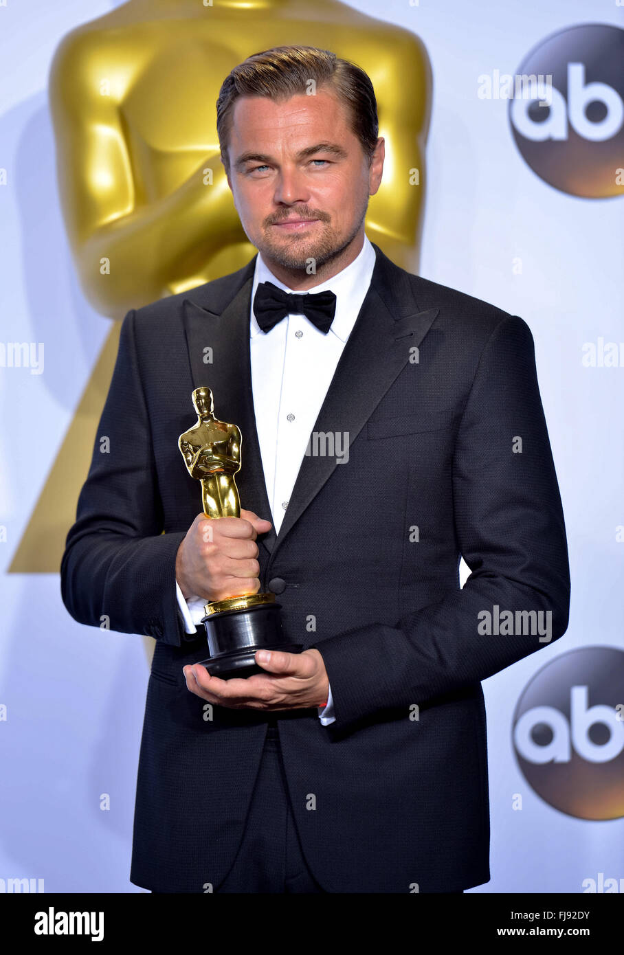 Leonardo DiCaprio hält den Oscar für Schauspieler in einer Hauptrolle für "The Revenant" im Presseraum während der 88. jährlichen Oscar-Verleihung im Dolby Theatre in Hollywood, Kalifornien, USA, 28. Februar 2016. Foto: Hubert Boesl/Dpa - NO-Draht-Dienst- Stockfoto