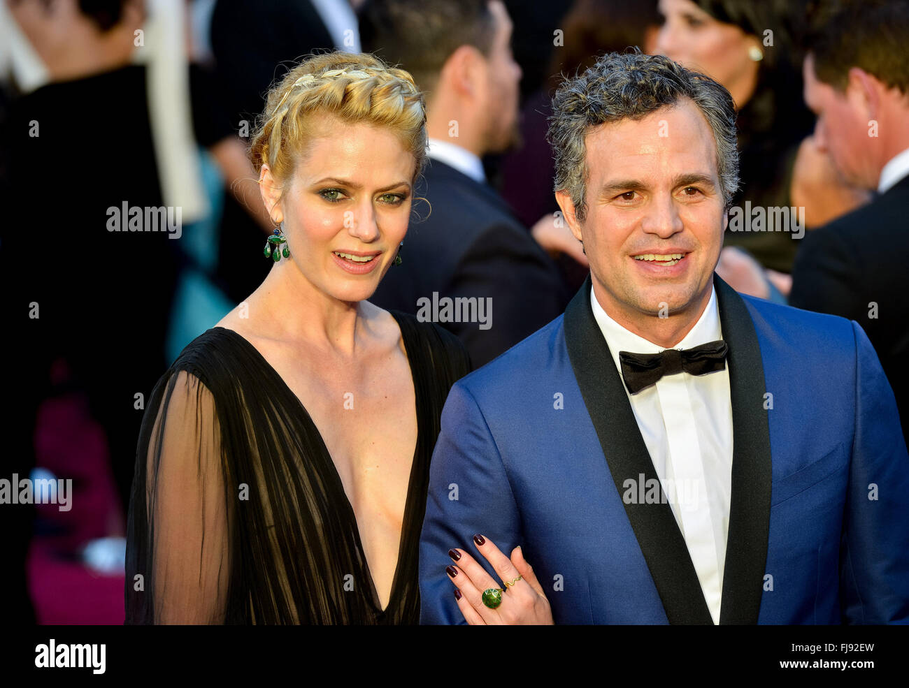 Schauspieler Mark Ruffalo und Frau Sunrise Coigney kommen für die 88. jährlichen Oscar-Verleihung im Dolby Theatre in Hollywood, Kalifornien, USA, 28. Februar 2016. Die Oscars sind für herausragenden individuellen oder kollektiven Bemühungen in 24 Kategorien in der Filmproduktion präsentiert.  Foto: Hubert Boesl/Dpa - NO-Draht-Dienst- Stockfoto