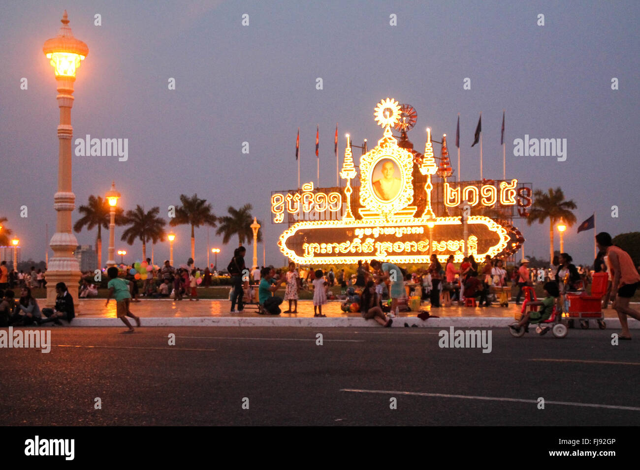 Kambodschaner spielen im königlichen Palast in Phnom Penh für chinesische Neujahr Stockfoto