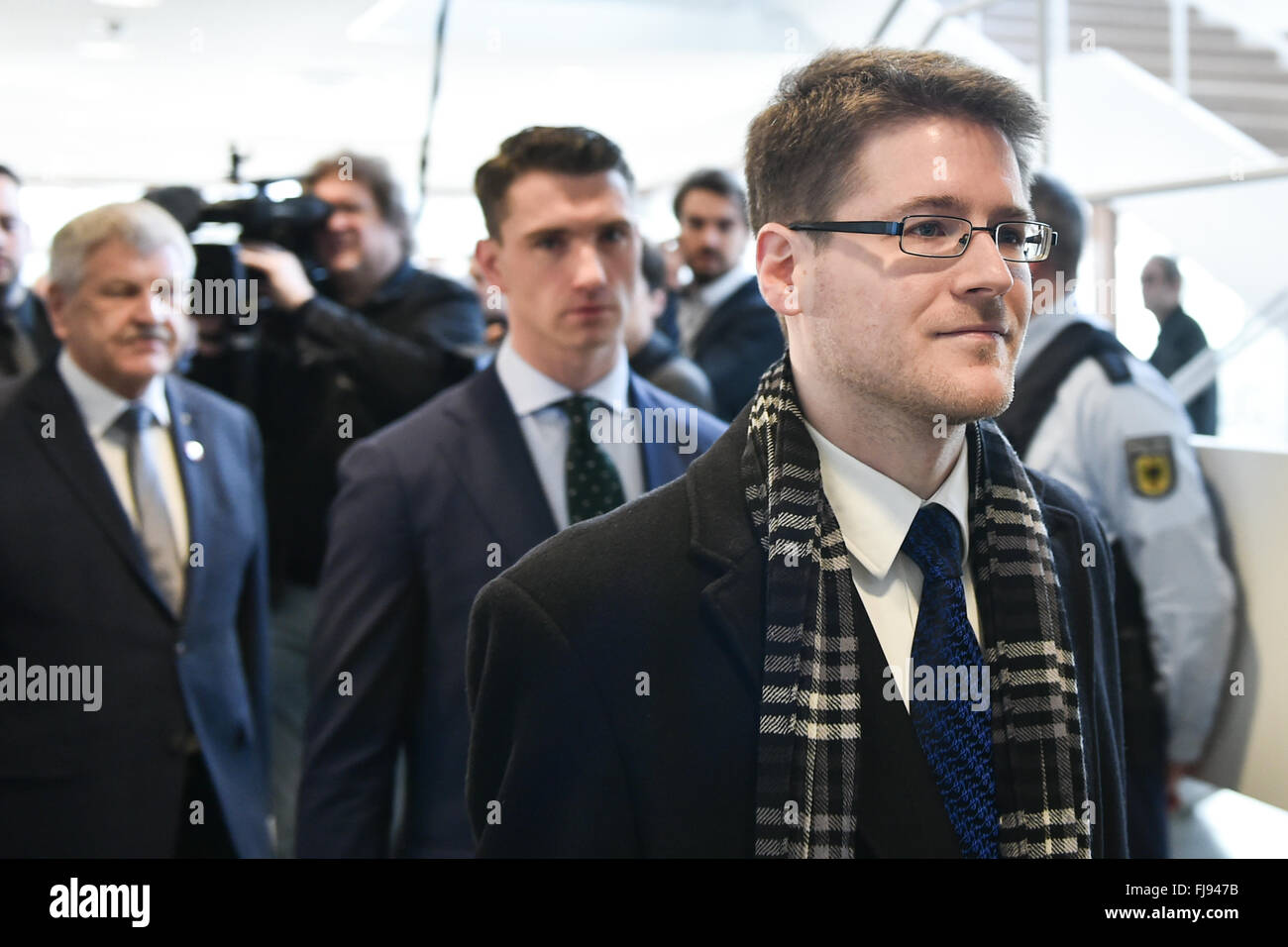Karlsruhe Deutschland 1 Marz 16 Npd Anwalt Peter Richter R L Frank Franz Fuhrer Von Deutschland Der Rechtsextremen Nationalen Demokratischen Partei Npd Und Udo Voigt Mitglied Des Europaischen Parlaments Fur Die Npd Zu Einer