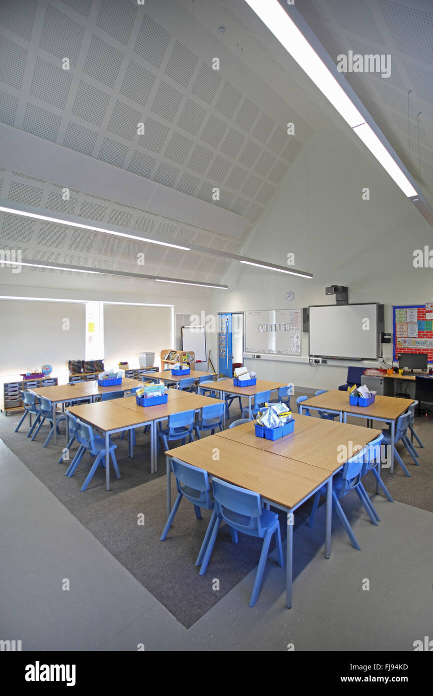 Dachgeschoss-Klassenzimmer in eine neue britische Grundschule. Hoher Decke erstreckt sich in Steildach. Stockfoto