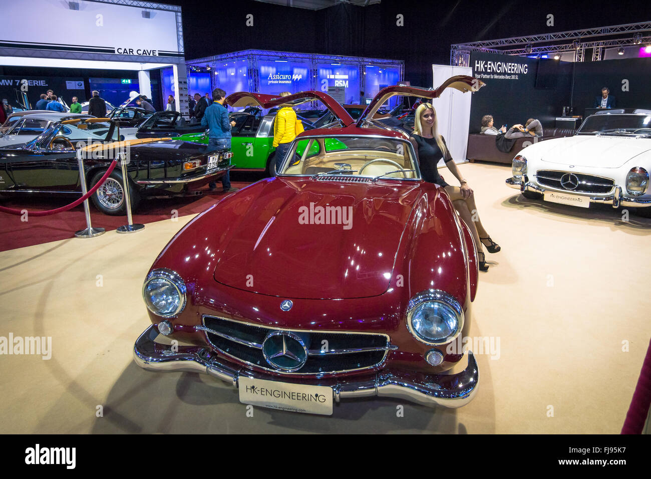 Sportwagen Mercedes-Benz 300 SL stehen der Firma "HK-Engineering". Stockfoto