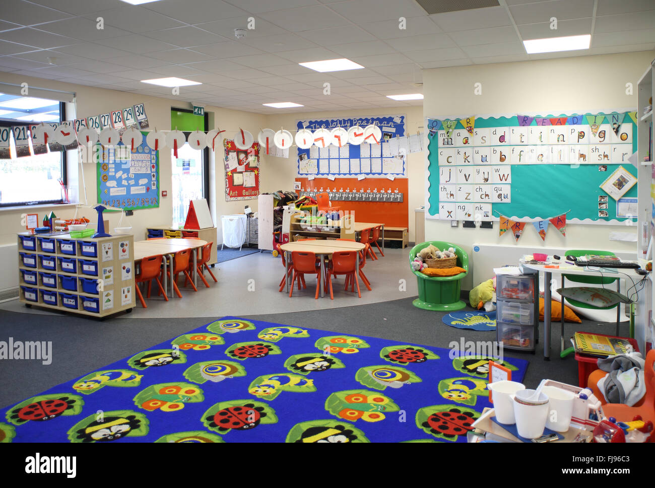 Innenansicht eines Kindergartenklasssraums in einer neuen britischen Grundschule. Leer, keine Pupillen. Stockfoto