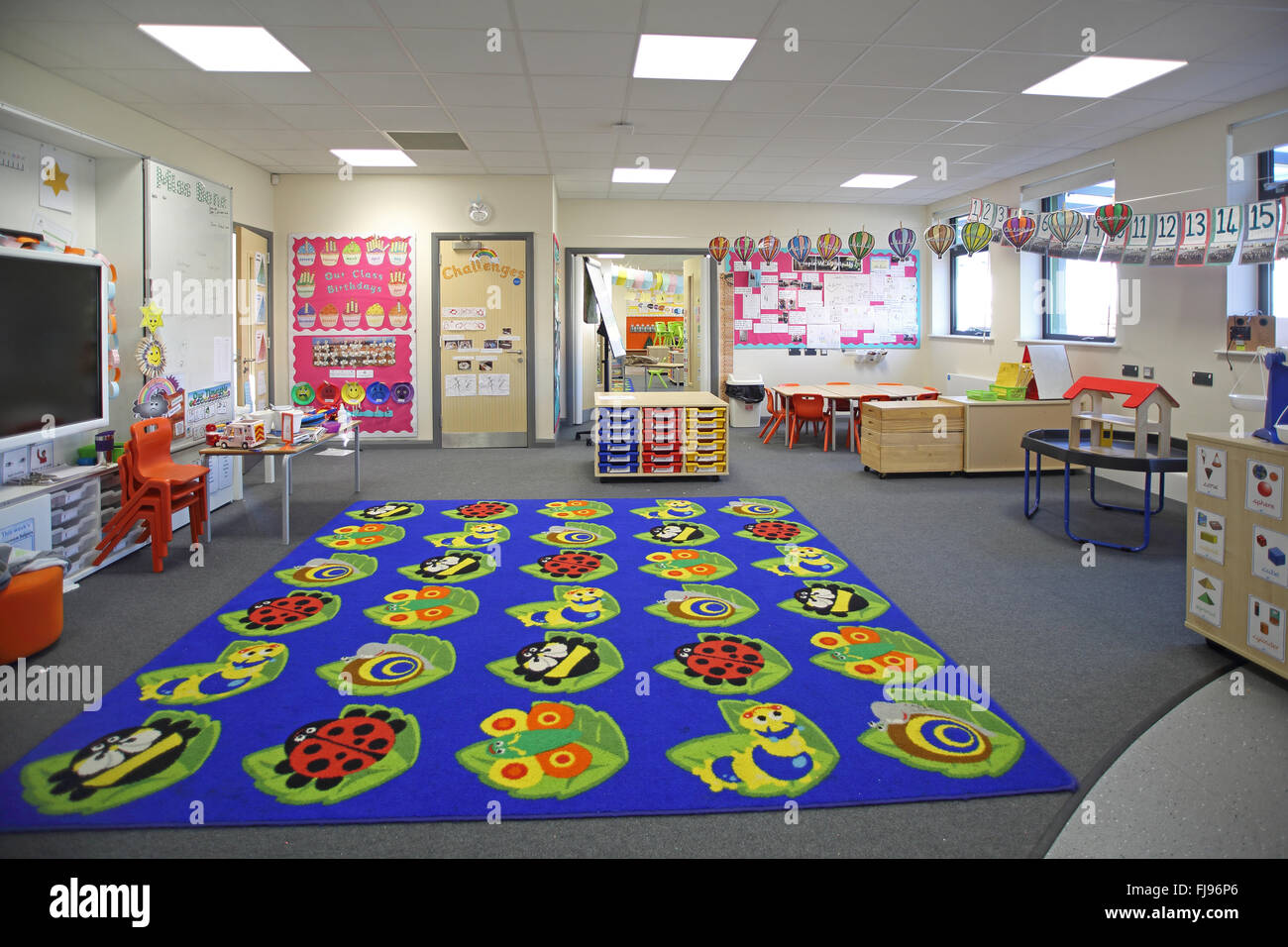 Innenansicht eines Kindergartenklasssraums in einer neuen britischen Grundschule. Leer, keine Pupillen. Stockfoto
