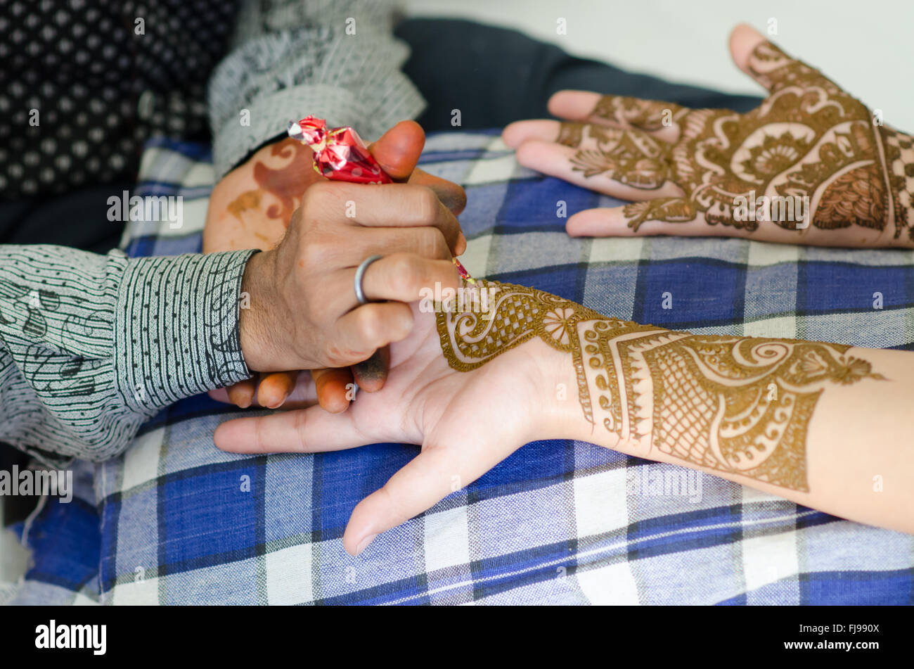 Bildausschnitt von Henna zur hand angewendet wird. Stockfoto