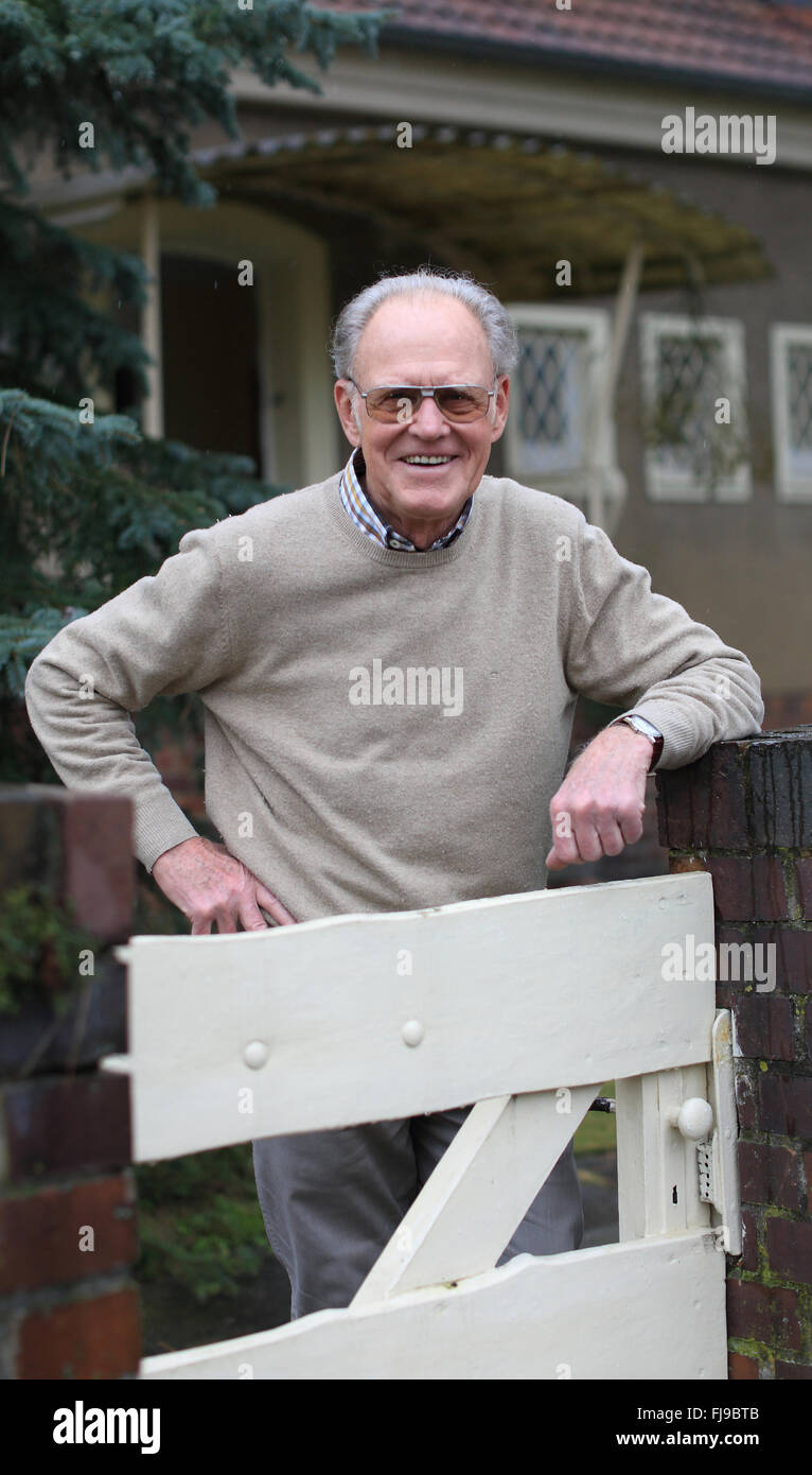 Radfahren Legende Gustav-Adolf Schur (Taeve) in einem TV-Studio in Magdeburg (Sachsen-Anhalt), Deutschland, 22. Februar 2016. Am 23. Februar 2016 feierte Schur seinen 85. Geburtstag. Während seiner aktivsten Jahre verursacht Schur wahre Begeisterungsstürme. Millionen von Menschen versammelten sich auf den Straßen als Schur, der DDR-Sportler des Jahres neun Mal in Folge und seine Kameraden war durch auf ihre Rennräder stürzte. Zwischen 1950 und 1964 feierte er Erfolge, die in der Amateur-Sport-Industrie einzigartig waren. Als erste deutsche Rennfahrer gewann er die Friedensfahrt im Jahre 1955, die am meisten galt Stockfoto