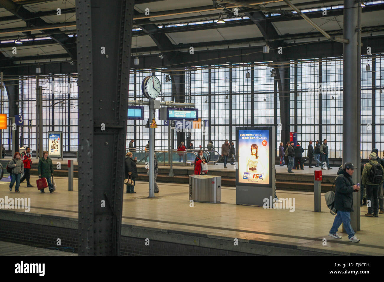 Menschen zu Fuß und warten auf den Zug auf Plattform Friedrichstraße Bahnhof in Berlin Deutschland Stockfoto