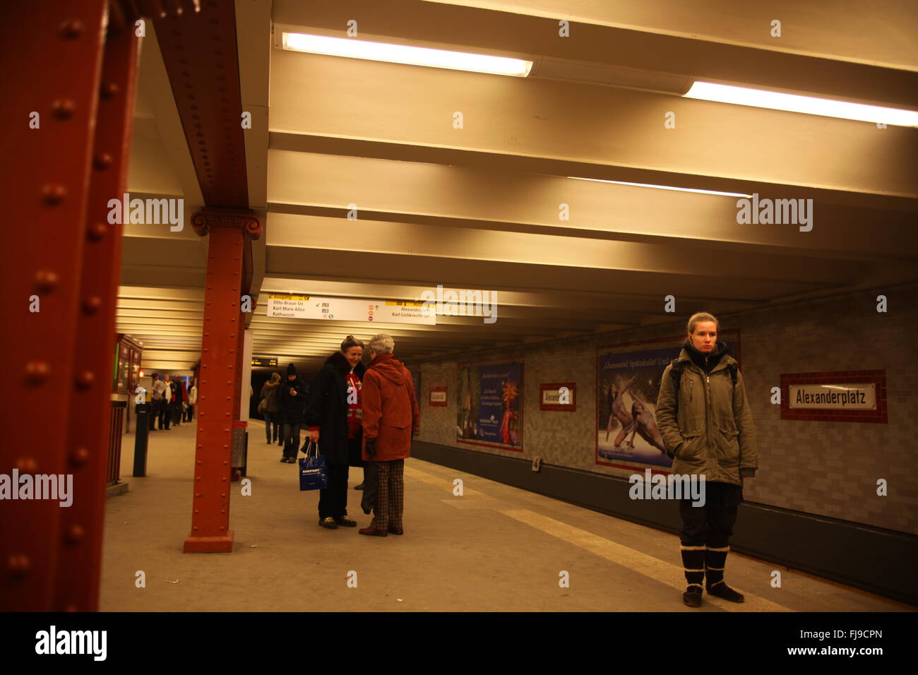 Menschen warten auf den Zug auf Plattform am u-Bahnhof Alexanderplatz in Berlin-Deutschland Stockfoto