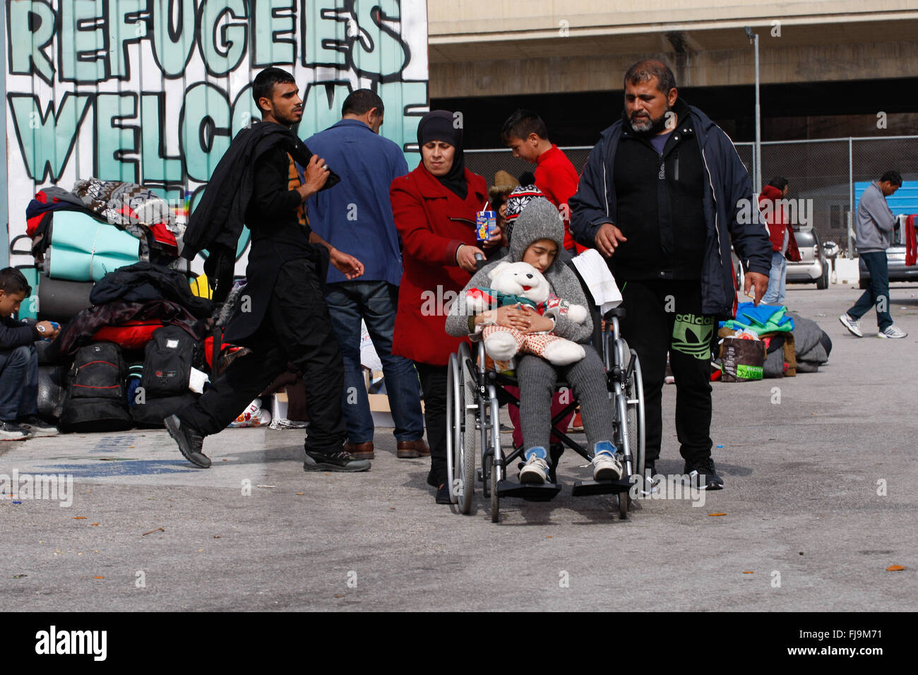 Athen, Griechenland. 1. März 2016. Hunderte von Flüchtlingen und Migranten am Passagierterminal Gebäude von der Athener Hafen Piräus. Griechenland ist schnell zu '' Lager des Menschen '', die seine Regierung hat geschworen, nicht zulassen. Grenzkontrollen weiter nördlich auf dem Balkan haben verlassen Tausende von Flüchtlingen und anderen Migranten in ein Land, das noch durch eigene Finanzkrise zerstört und nicht in der Lage, seine lange Seegrenze mit der Türkei zu versiegeln ist gestrandet. © Aristidis Vafeiadakis/ZUMA Draht/Alamy Live-Nachrichten Stockfoto