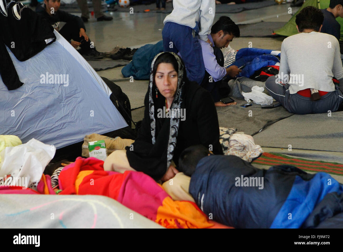 Athen, Griechenland. 1. März 2016. Hunderte von Flüchtlingen und Migranten am Passagierterminal Gebäude des alten Flughafen Athen an Heliniko. Griechenland ist schnell zu '' Lager des Menschen '', die seine Regierung hat geschworen, nicht zulassen. Grenzkontrollen weiter nördlich auf dem Balkan haben verlassen Tausende von Flüchtlingen und anderen Migranten in ein Land, das noch durch eigene Finanzkrise zerstört und nicht in der Lage, seine lange Seegrenze mit der Türkei zu versiegeln ist gestrandet. © Aristidis Vafeiadakis/ZUMA Draht/Alamy Live-Nachrichten Stockfoto