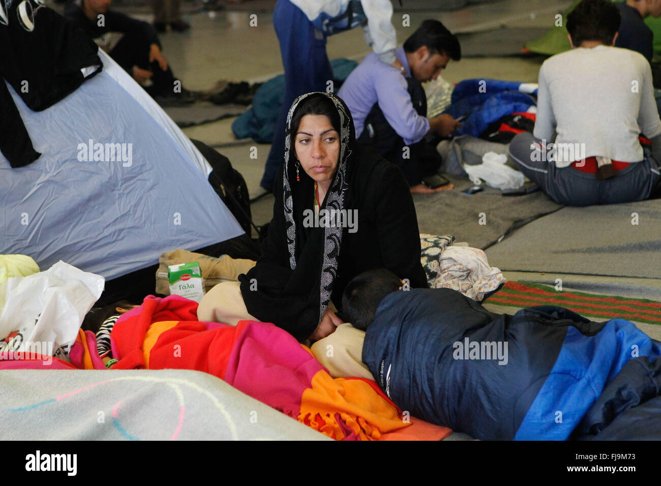 Athen, Griechenland. 1. März 2016. Hunderte von Flüchtlingen und Migranten am Passagierterminal Gebäude des alten Flughafen Athen an Heliniko. Griechenland ist schnell zu '' Lager des Menschen '', die seine Regierung hat geschworen, nicht zulassen. Grenzkontrollen weiter nördlich auf dem Balkan haben verlassen Tausende von Flüchtlingen und anderen Migranten in ein Land, das noch durch eigene Finanzkrise zerstört und nicht in der Lage, seine lange Seegrenze mit der Türkei zu versiegeln ist gestrandet. © Aristidis Vafeiadakis/ZUMA Draht/Alamy Live-Nachrichten Stockfoto