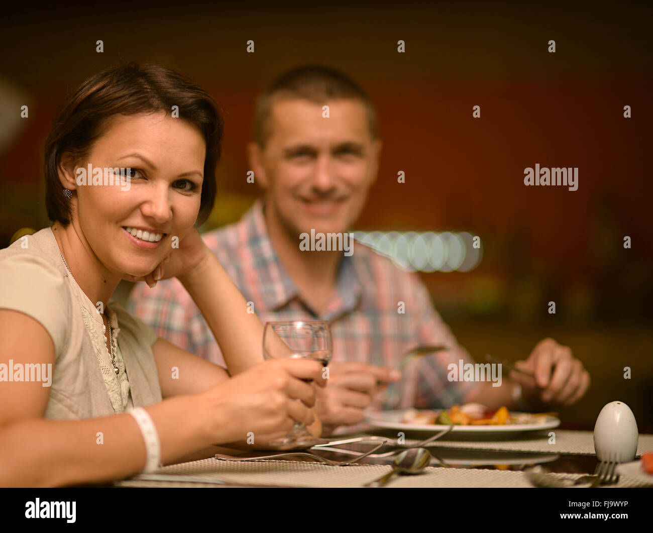 Glückliche Familie am Tisch Stockfoto