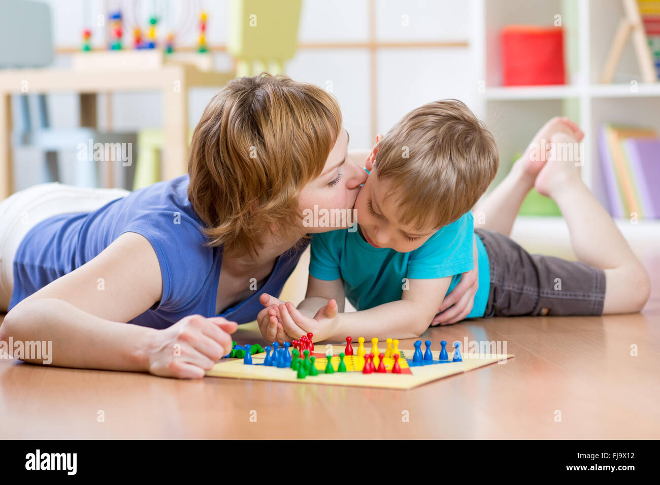 Familie Kind und Mutter Brettspiel zu Hause auf dem Boden zu Hause Stockfoto