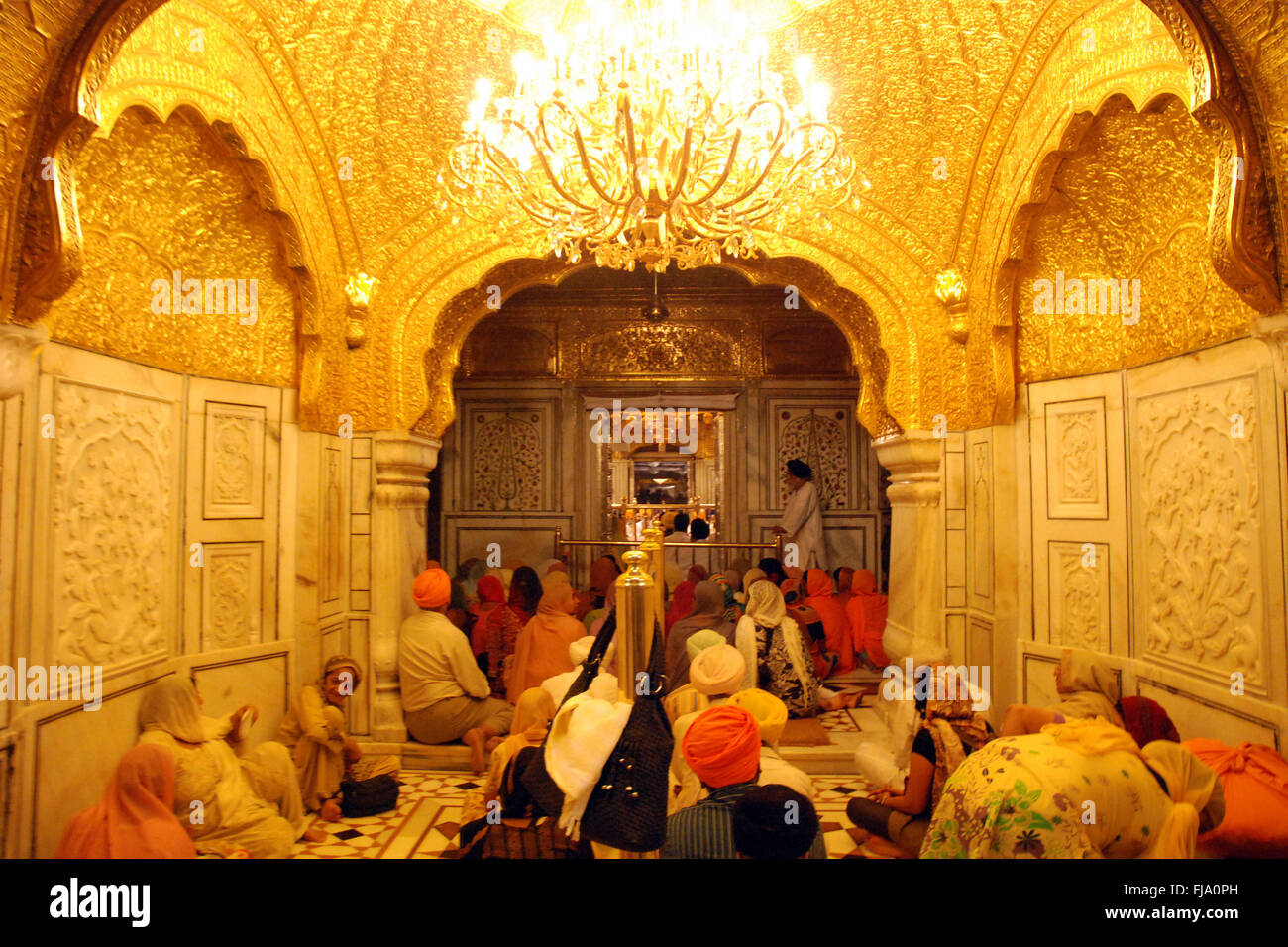 Leute sitzen in Goldener Tempel, Amritsar, Punjab, Indien, Asien Stockfoto