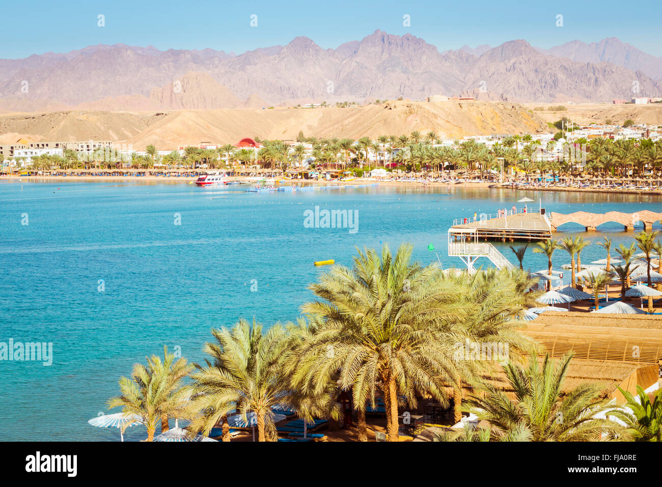 Februar-Tag am Strand in Sharm-El-Sheikh, die Küste des Roten Meeres aus der Höhe das Hotel Beach Albatros Resort, Ägypten Stockfoto