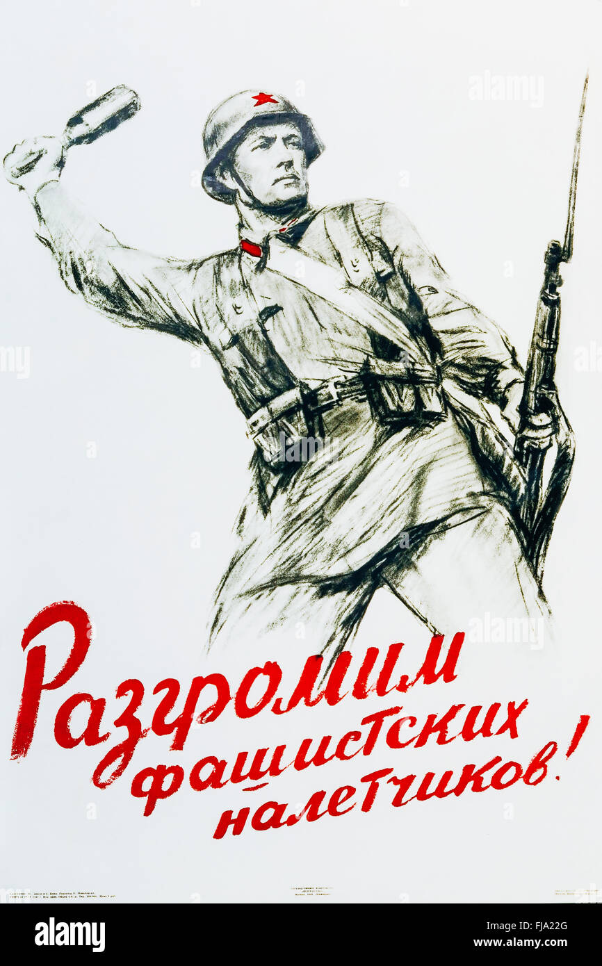 Sowjetischen russischen patriotische Propaganda Poster aus dem zweiten Weltkrieg mit Bild des Soldaten gehen auf Angriff mit Gewehr und Granate. Stockfoto