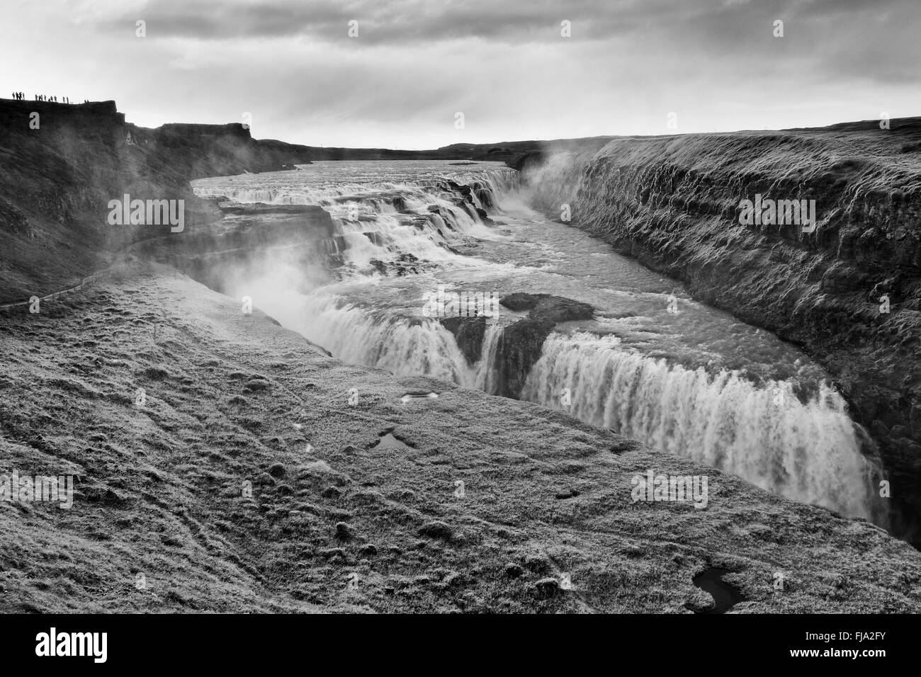 Gullfoss aus Sicht der unteren zeigen beide Fälle und Menschen auf den oberen Aussichtspunkt für Skala Stockfoto