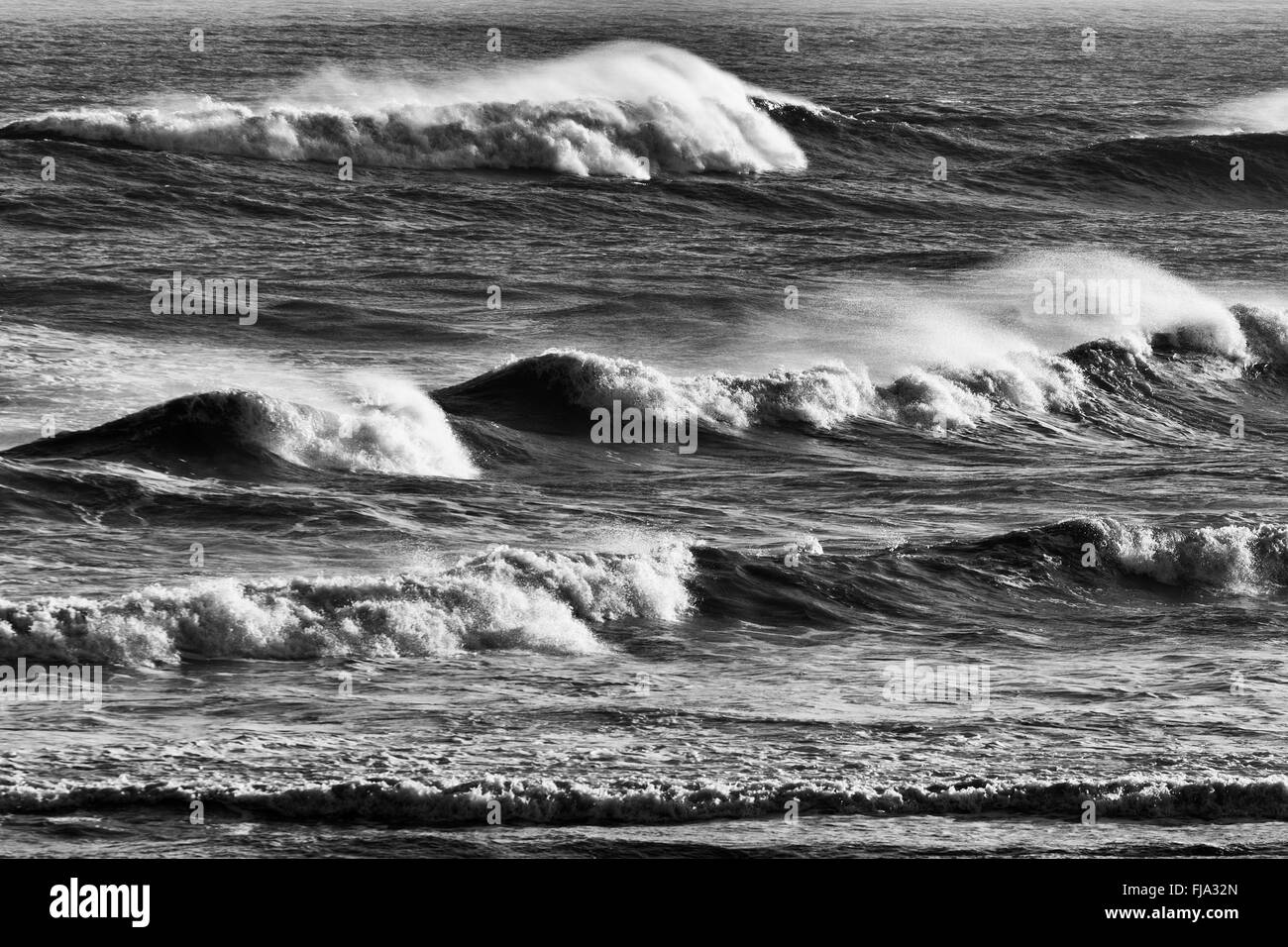 Stürmischer See und große Wellen bei Cresswell an der Northumberland Küste Stockfoto