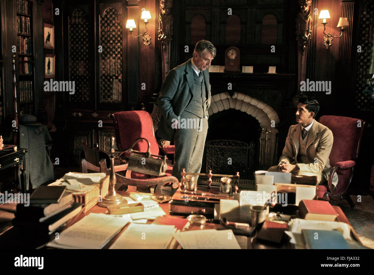 The Man Who Knew Unendlichkeit: ein Leben des Genies Ramanujan ist Film des Buches "Biographie" des indischen Mathematikers Srinivasa Ramanujan im Jahr 1991 von Robert Kanigel geschrieben und veröffentlicht von Washington Square Press This Foto nur zu redaktionellen Zwecken ist und unterliegen dem Copyright von der Filmgesellschaft und/oder der Fotograf von dem Film oder der Firma zugeordnet und kann nur durch Veröffentlichungen im Zusammenhang mit der Förderung der oben genannten Film reproduziert werden. Eine obligatorische Gutschrift auf die Filmgesellschaft ist erforderlich. Der Fotograf sollte auch angerechnet werden, wenn bekannt. Stockfoto