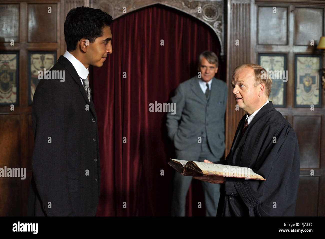 The Man Who Knew Unendlichkeit: ein Leben des Genies Ramanujan ist Film des Buches "Biographie" des indischen Mathematikers Srinivasa Ramanujan im Jahr 1991 von Robert Kanigel geschrieben und veröffentlicht von Washington Square Press This Foto nur zu redaktionellen Zwecken ist und unterliegen dem Copyright von der Filmgesellschaft und/oder der Fotograf von dem Film oder der Firma zugeordnet und kann nur durch Veröffentlichungen im Zusammenhang mit der Förderung der oben genannten Film reproduziert werden. Eine obligatorische Gutschrift auf die Filmgesellschaft ist erforderlich. Der Fotograf sollte auch angerechnet werden, wenn bekannt. Stockfoto