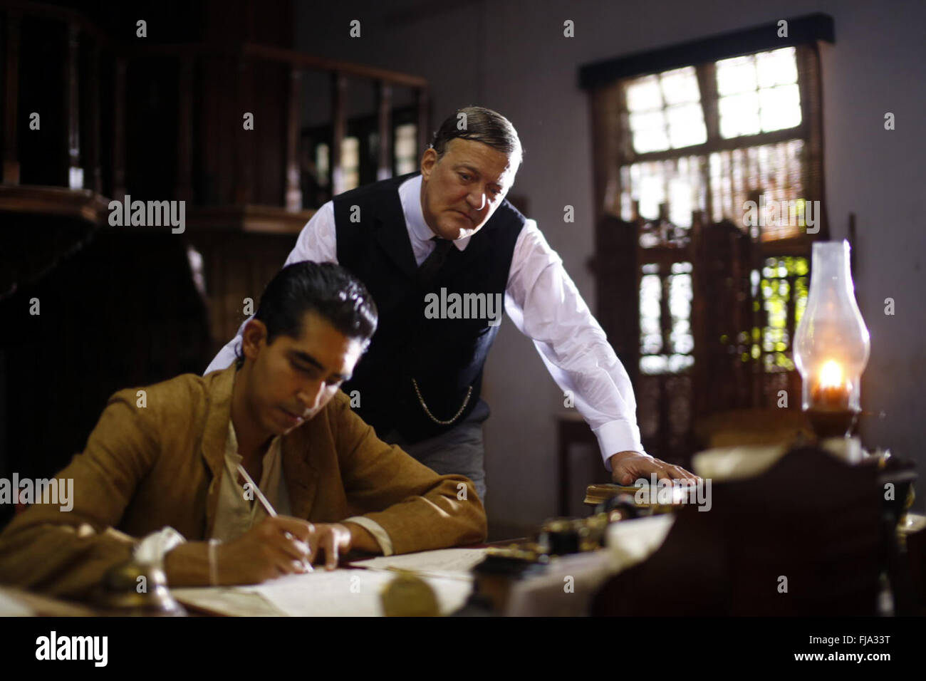The Man Who Knew Unendlichkeit: ein Leben des Genies Ramanujan ist Film des Buches "Biographie" des indischen Mathematikers Srinivasa Ramanujan im Jahr 1991 von Robert Kanigel geschrieben und veröffentlicht von Washington Square Press This Foto nur zu redaktionellen Zwecken ist und unterliegen dem Copyright von der Filmgesellschaft und/oder der Fotograf von dem Film oder der Firma zugeordnet und kann nur durch Veröffentlichungen im Zusammenhang mit der Förderung der oben genannten Film reproduziert werden. Eine obligatorische Gutschrift auf die Filmgesellschaft ist erforderlich. Der Fotograf sollte auch angerechnet werden, wenn bekannt. Stockfoto