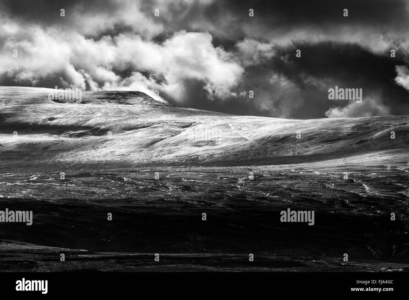 Atmosphärische schwarz / weißes Bild des Schnees bedeckt Crossfell, der höchste Punkt in der nördlichen Pennines benannten AONB Stockfoto