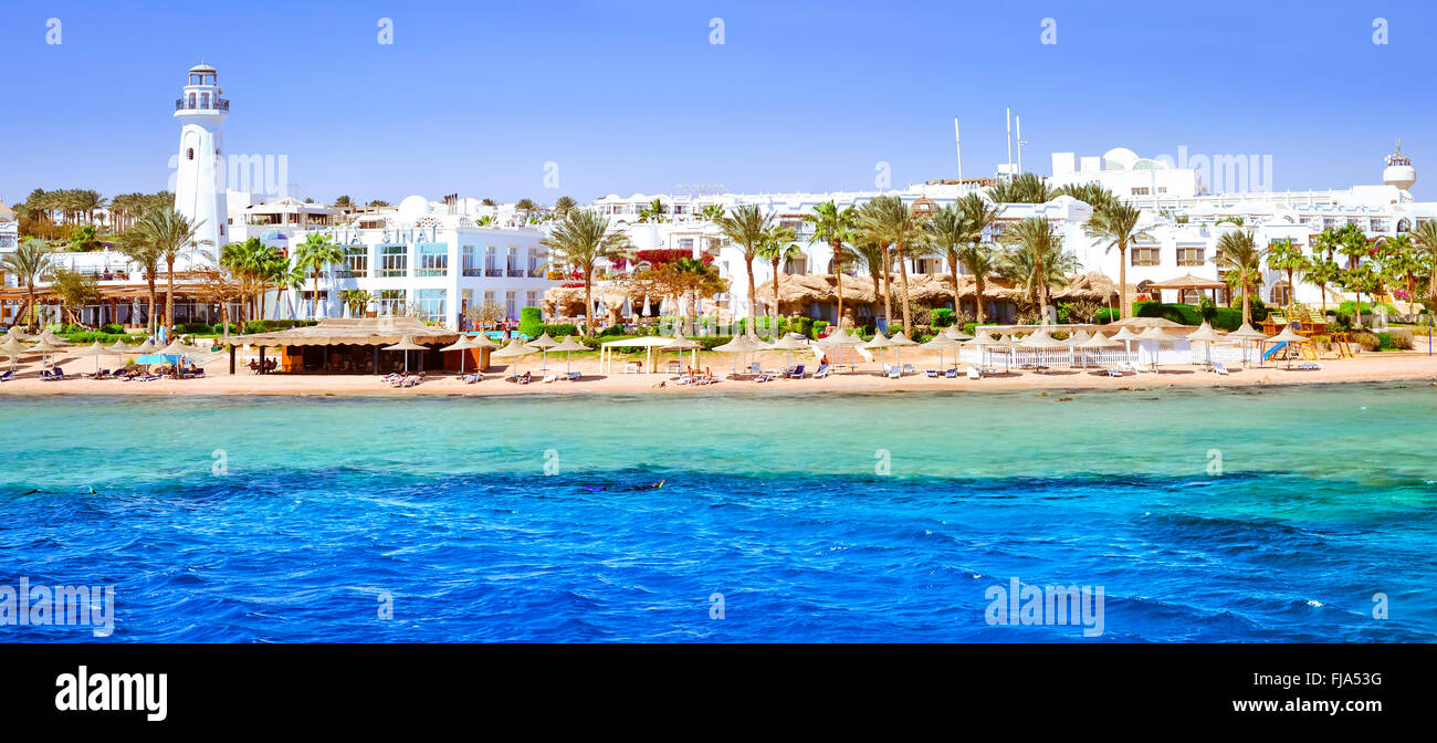 SHARM EL SHEIKH, Ägypten - 25. Februar 2014: Küste Leuchtturm und Hotel am Strand, einen Luxusurlaub für Touristen im Roten Meer Stockfoto