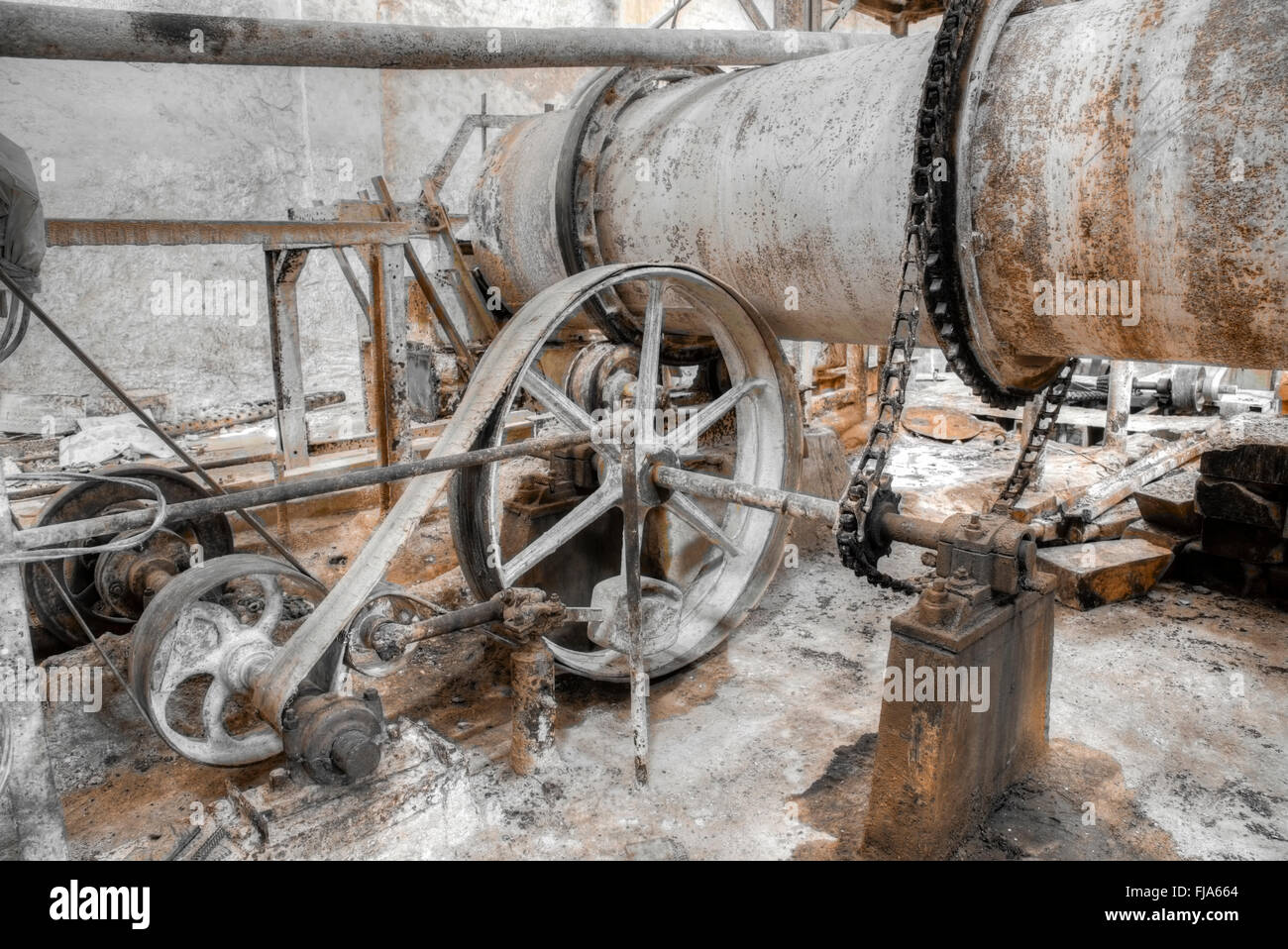 Alte rostige Kolonialstil Fabrik zum Mahlen von Kalkstein Stockfoto