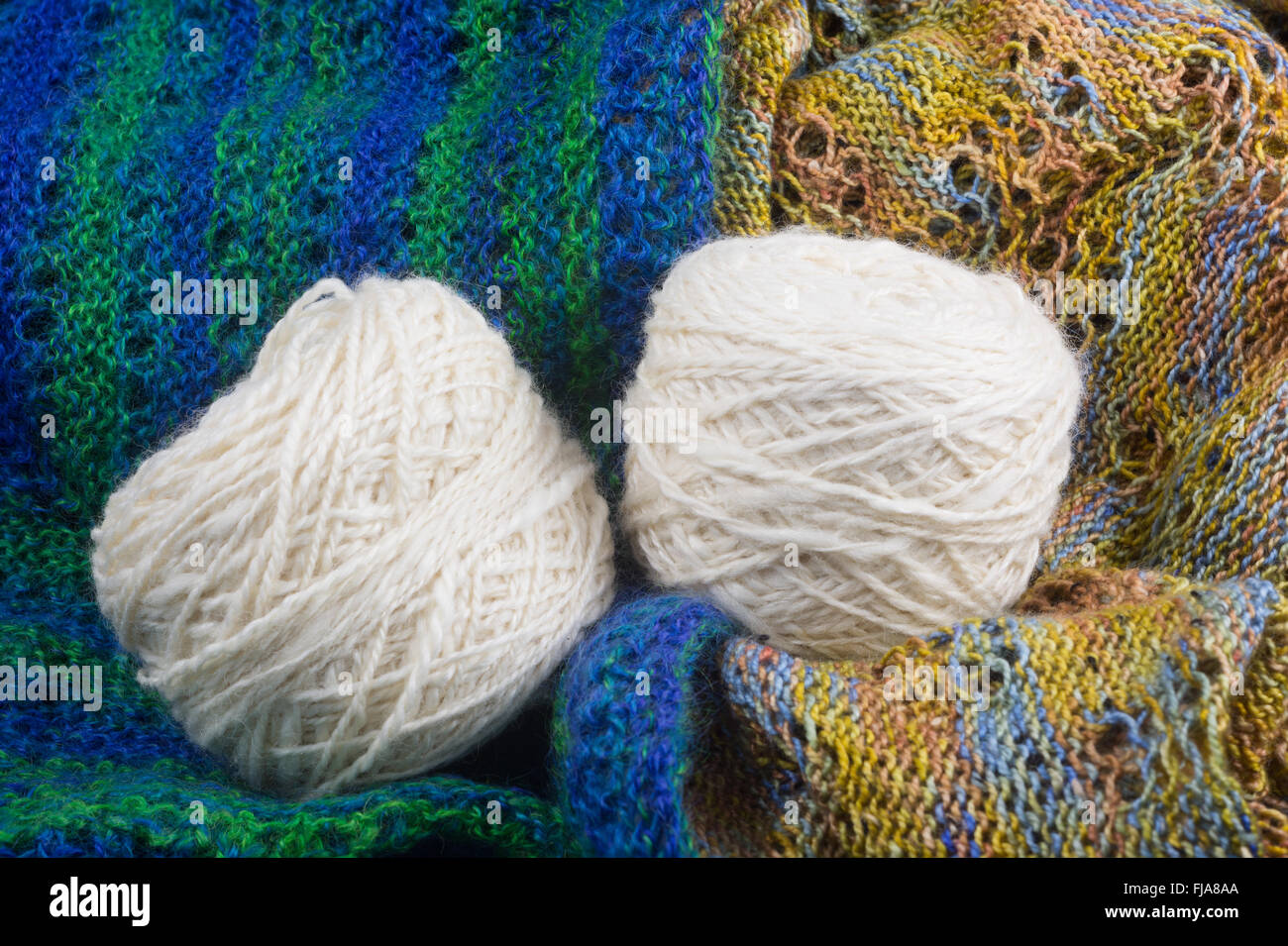 gestrickte Artikel und Kugeln aus Wolle Stockfoto