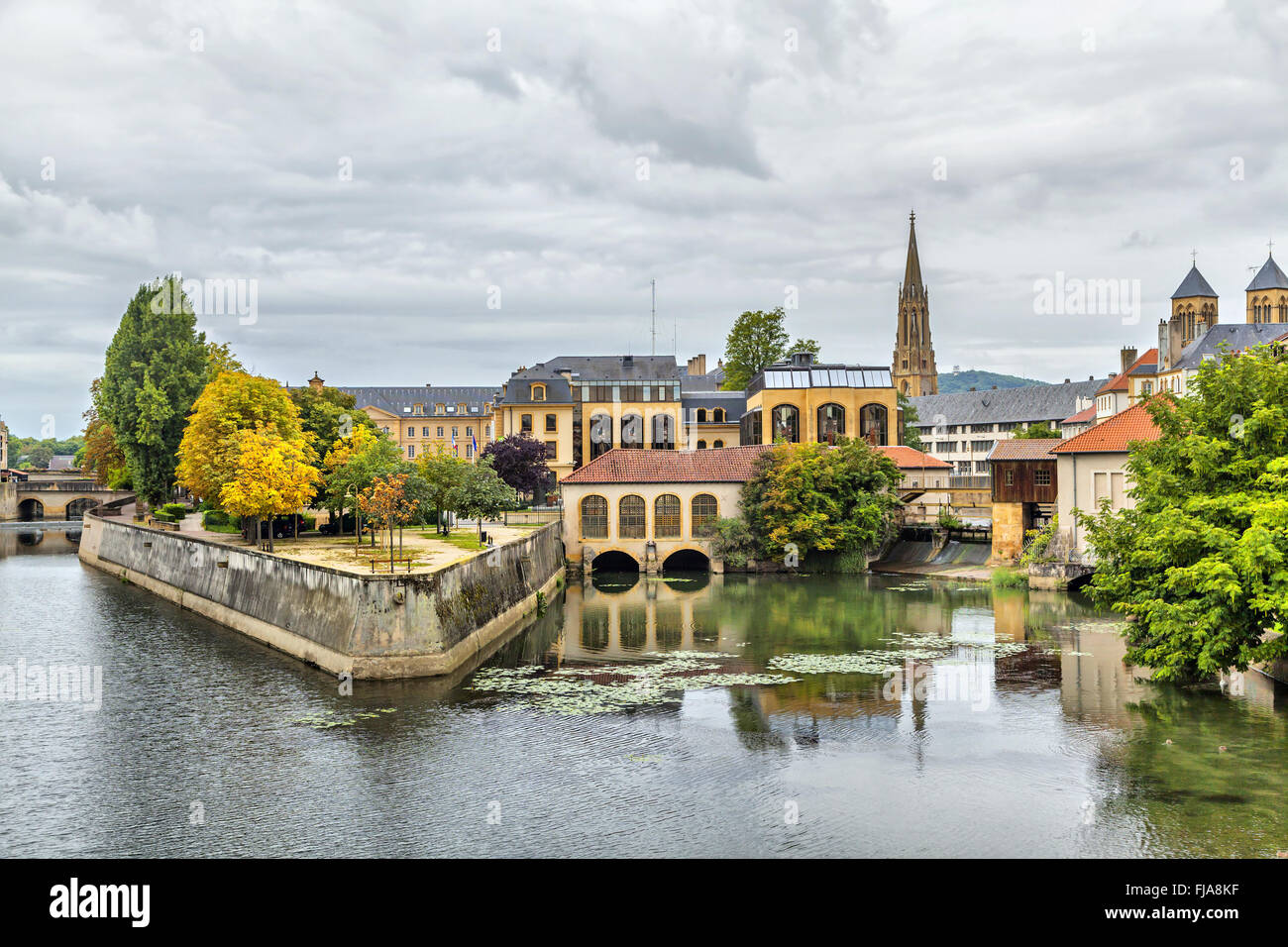 Gebäude im Wasser im Zentrum von Metz, Frankreich Stockfoto