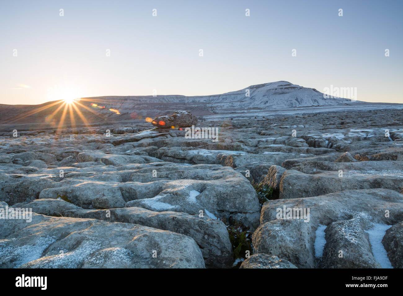 Sonnenaufgang über dem Ingleborough, einer der Yorkshire Dales drei Gipfel Stockfoto