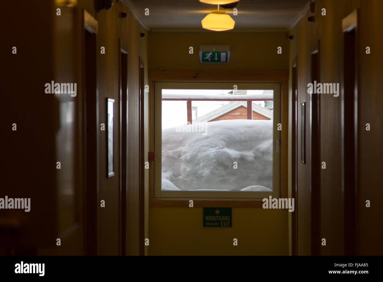 Schnee Fenster des Hotels in Longyearbyen, Spitzbergen (Svalbard). März, noch viel Schnee. Stockfoto