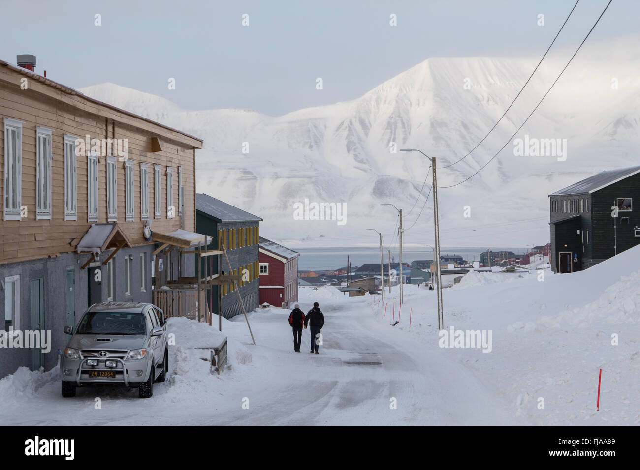 Straße von Longyearbyen. Blick auf die Bucht und die Berge. März, noch viel Schnee. Norwegen Stockfoto