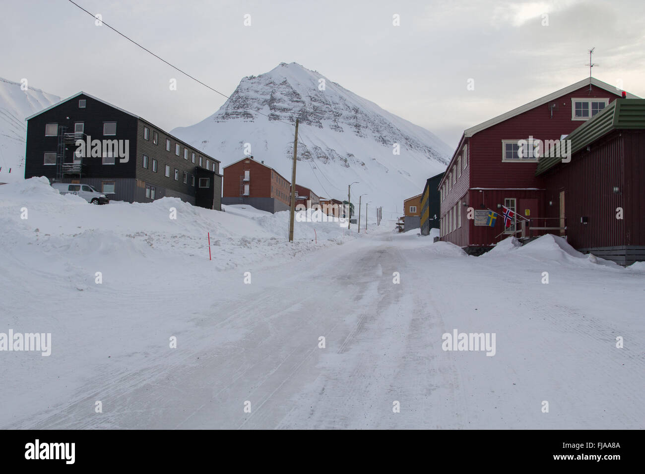 Stadtrand von Longyearbyen, Spitzbergen (Svalbard). Hotels. März, noch viel Schnee. Stockfoto