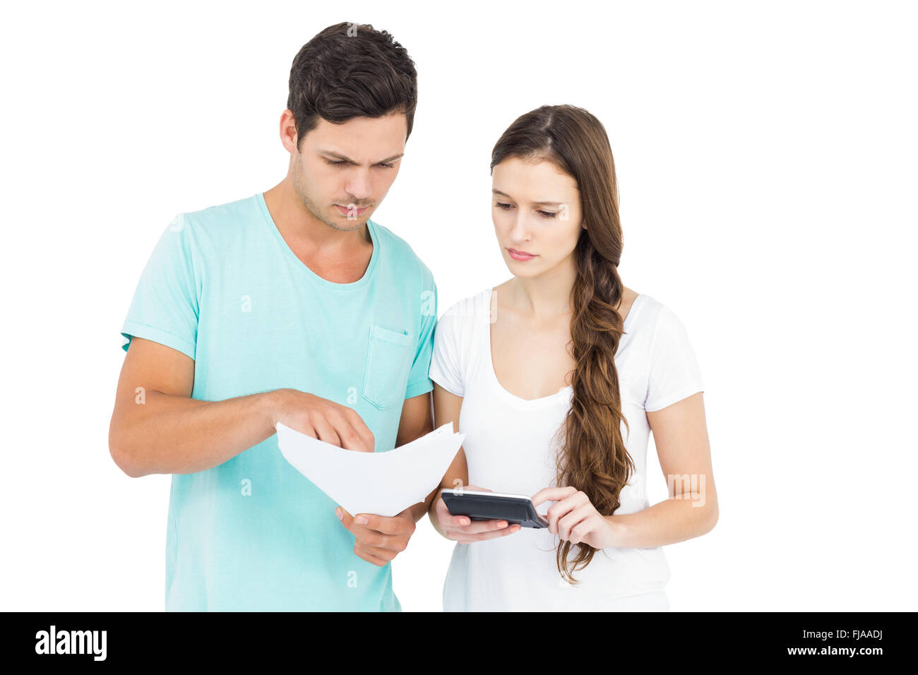 Junges Paar mit Rechner für die Zahlung von Rechnungen Stockfoto