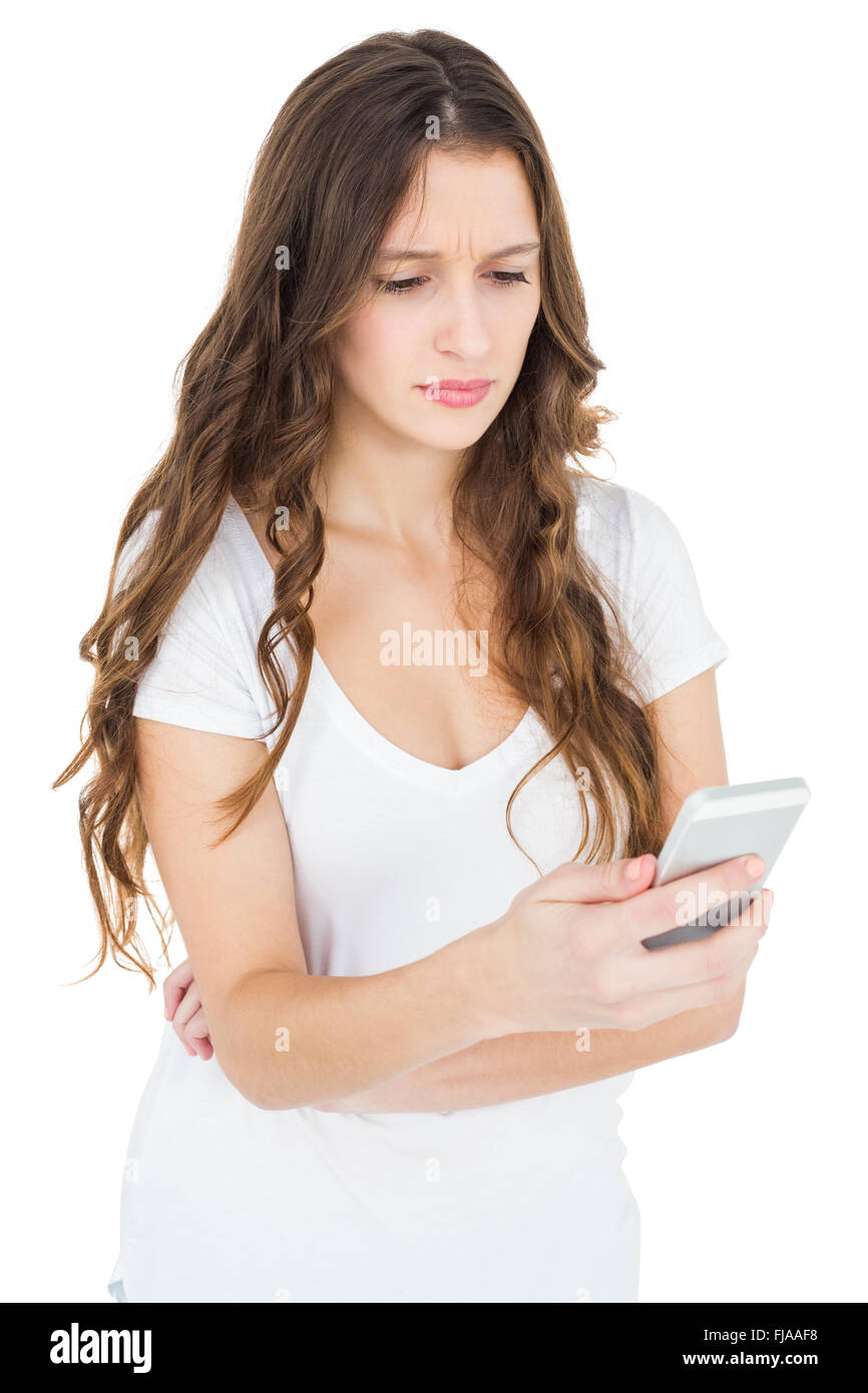 Besorgt Frau mit ihrem smartphone Stockfoto